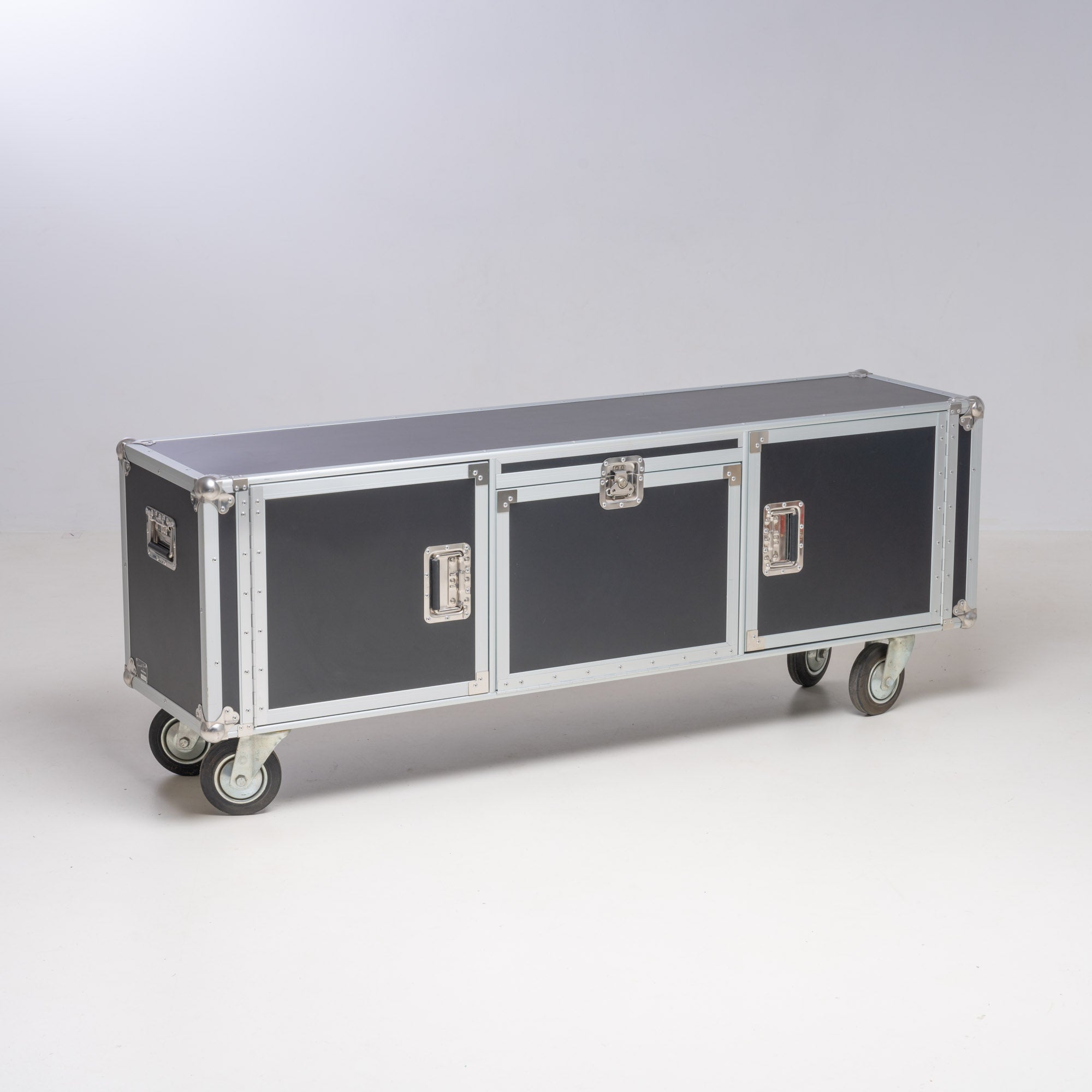 DIESEL BY MOROSO TOTAL FLIGHTCASE DRESSOIR, ON WHEELS!!