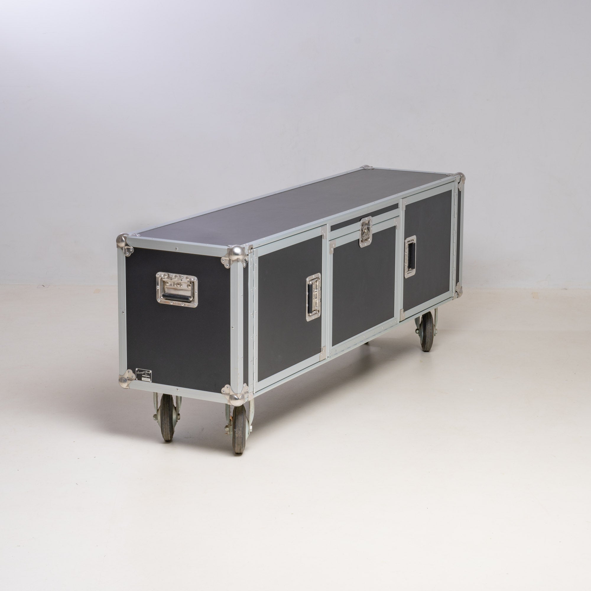 DIESEL BY MOROSO TOTAL FLIGHTCASE DRESSOIR, ON WHEELS!!