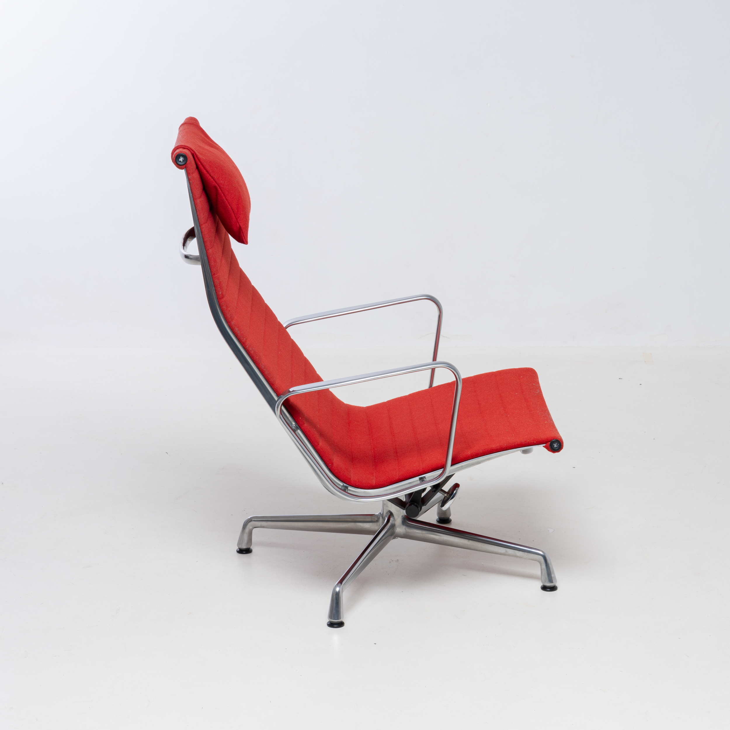 CHARLES AND RAY EAMES, LOUNGE CHAIR, MODEL EA124, VITRA, RED HOPSACK