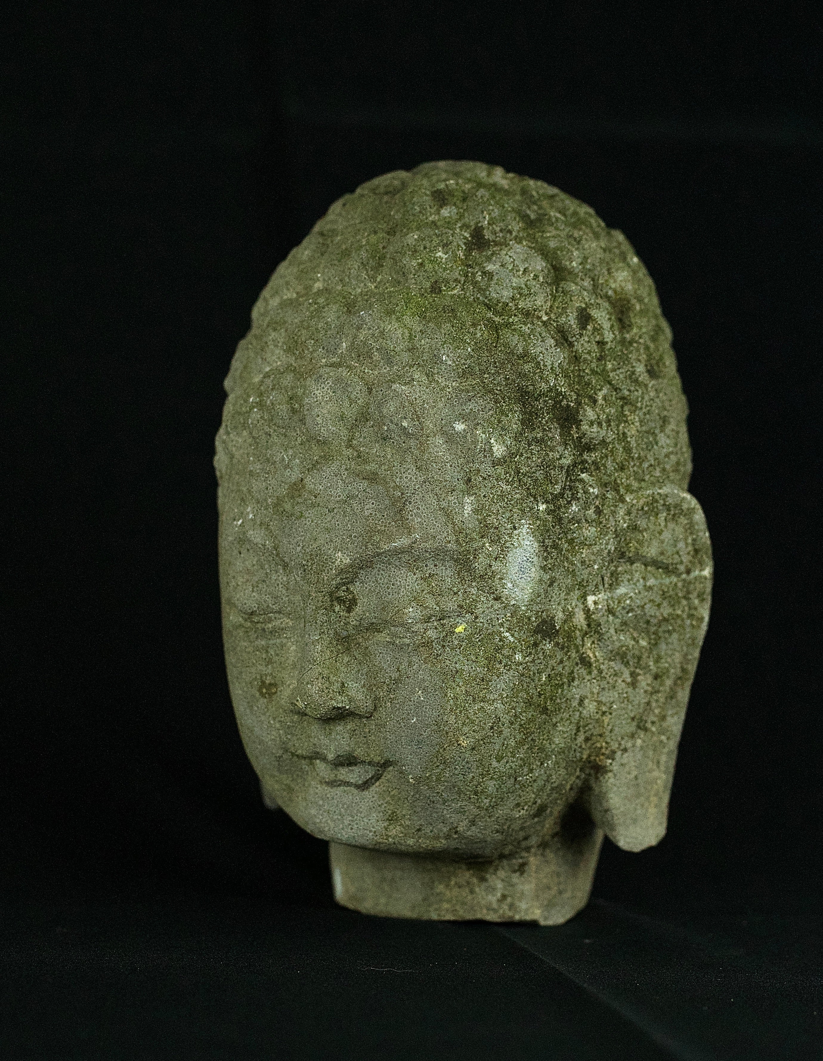 STONE BUDDHA HEAD, OLD EN HAND-CARVED